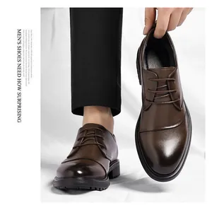 Detailansicht polierter brauner Business-Schuhe aus hochwertigem Oberleder für Herren