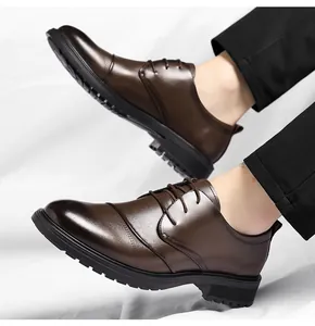 Nahaufnahme von dunkelbraunen Herren-Businessschuhen aus Leder zum Schnüren