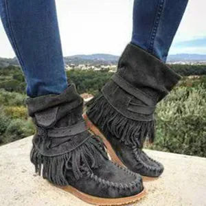 Vue détaillée de bottines en daim gris foncé pour femmes avec des franges élégantes