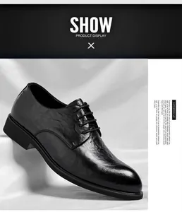 Nahaufnahme von schwarzen Herren-Business-Schuhen aus Leder auf weißem Stoffhintergrund.