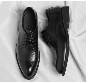Detailansicht der schwarzen Vintage-Business-Schuhe für Herren mit Handstruktur