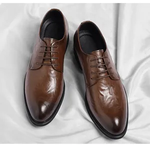 Detailaufnahme aus der Vogelperspektive von braunen Business-Schuhen für Herren.