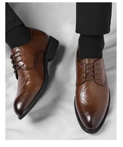 Nahaufnahme der braunen Vintage-Lederhalbschuhe für Herren mit handgebürsteter Textur.