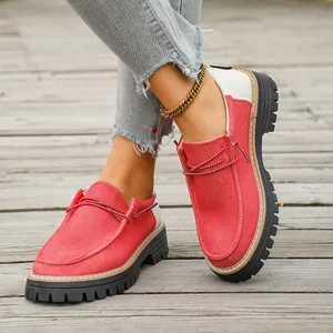 Detailweergave van de rode canvas platformloafers voor dames met dikke zwarte profielzolen