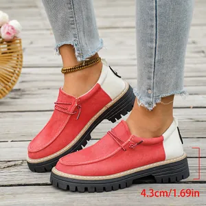 Gedetailleerd overzicht van rood-witte canvas platformschoenen met 4,3 cm dikke zolen