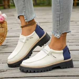 Gedetailleerde weergave van vintage canvas loafers in werkstijl met dikke zolen