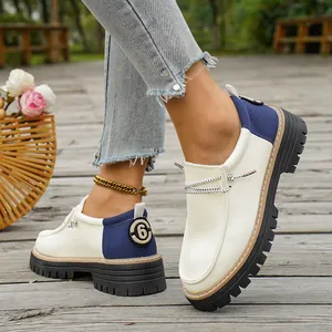 Detailopname van retro canvas platformschoenen met tweekleurig hielontwerp.