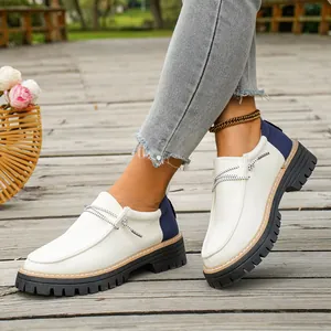 Detail van vintage canvas loafers voor dames met dikke zool en kleurblok-ontwerp buiten