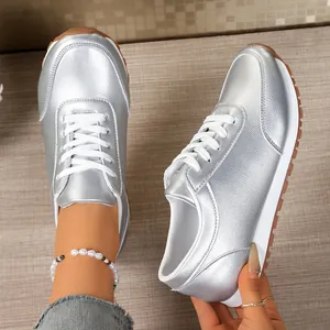 Κομψά ασημένια sneakers με πλατφόρμα για γυναίκες με στρογγυλή μύτη και δέσιμο με κορδόνια