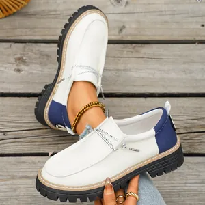 Detailopname van retro canvas loafers voor dames met dikke profielzool en kleurvakken