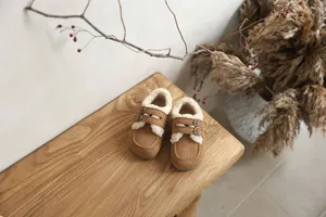 Vue détaillée de mocassins douillets en daim marron pour enfants avec doublure polaire