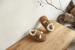Chaussures d'hiver confortables pour enfants en daim avec doublure chaude et boucles élégantes.