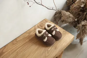 Chaussures d'hiver marron pour enfants en daim avec doublure polaire sur banc en bois