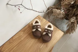 Vue détaillée de chaussures d'hiver confortables pour tout-petits doublées de fourrure.