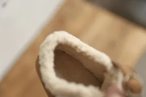 Vue détaillée de la doublure en polaire blanche épaisse pour chaussures d'hiver pour enfants