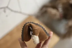 Gros plan montrant la semelle flexible de chaussures en daim marron fourrées pour enfants