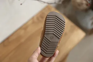 Gros plan de la semelle en caoutchouc antidérapante de chaussure Birkenstock enfant