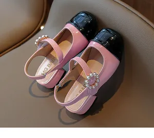 Vista dettagliata dei sandali rosa per bambine con punta nera e fibbia di perle