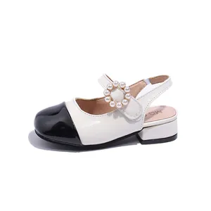 Eleganti sandali bianchi per bambini con punta nera lucida e fibbia di perle