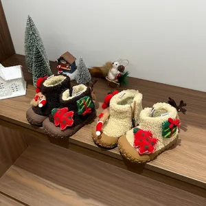 Detailansicht der weihnachtlichen Fleece-Schneestiefel für Kinder mit Rentier-Motiven