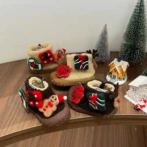 Gemütliche Weihnachts-Schneestiefel für Kleinkinder mit Lebkuchenmann- und Geschenkdeko
