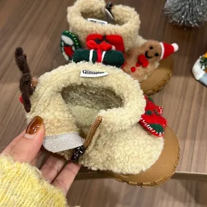 Detailansicht plüschiger Weihnachts-Schneestiefel für Kleinkinder mit Reißverschluss.