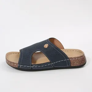 Sandalo con zeppa da donna blu navy con punta aperta e tomaia traforata in primo piano