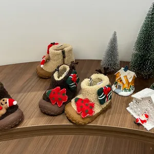 Warme Winterstiefel für Kleinkinder mit festlichem Weihnachtsdesign und Fleecefutter.