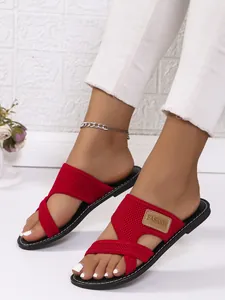Detailaufnahme der modischen, roten und atmungsaktiven Mesh-Sandalen mit Kreuzriemen