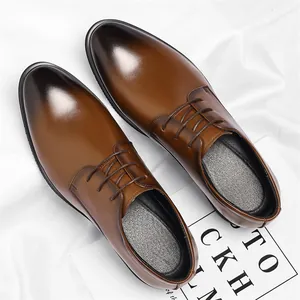 Classic brown gradient men's business leather dress shoes with lace-up design