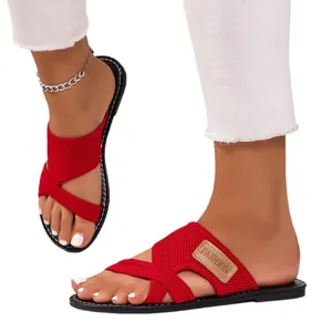 Modische rote atmungsaktive Mesh-Sandalen mit flacher Sohle für Damen im Sommer