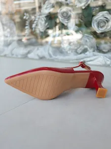 Vue détaillée d'un escarpin rouge à bout pointu montrant la semelle et la taille