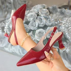 Escarpins slingback rouges élégants à bout pointu avec bride à boucle et talon