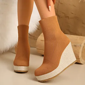 Schicke khakifarbene Strick-Stiefeletten mit Keilabsatz und stilvoller Webstruktur-Optik