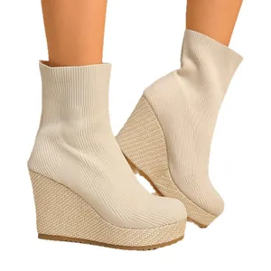 Modische cremefarbene Strick-Stiefeletten mit Keilabsatz und gewebtem Plateauabsatz