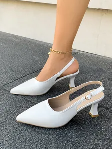 Vue détaillée d'escarpins slingback blancs à bout pointu et talon fin mi-haut