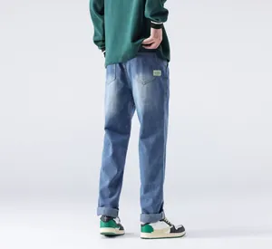 Vue arrière détaillée d'un jean bleu large et ample pour homme avec ourlet roulé.