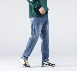 Vue latérale d'un jean en denim bleu ample pour homme, idéal pour le printemps et l'automne