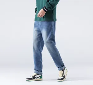 Vue de côté détaillée d'un jean bleu pour homme à coupe droite et décontractée pour le printemps