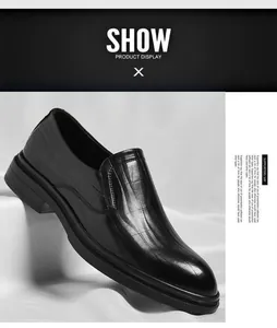 Detailweergave van zwarte zakelijke loafers van getextureerd leer voor heren bij feesten