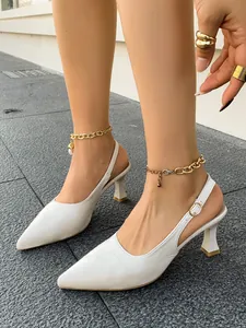 Vue détaillée des escarpins slingback blancs à bout pointu et talons aiguilles élégants