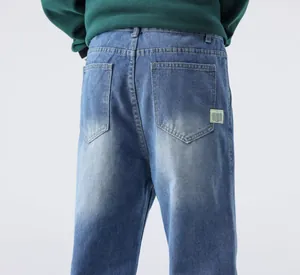 Vue arrière d'un jean bleu ample pour homme avec poches arrière et étiquette en tissu