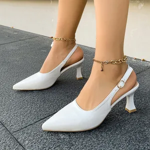 Vue latérale d'escarpins blancs à bout pointu et bride arrière avec bracelet de cheville.