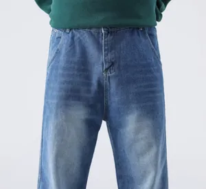 Détail de la vue de face d'un jean en denim bleu large pour homme, printemps automne
