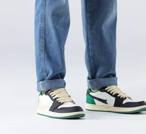 Vue détaillée d'un jean bleu large pour homme avec un élégant revers au bas