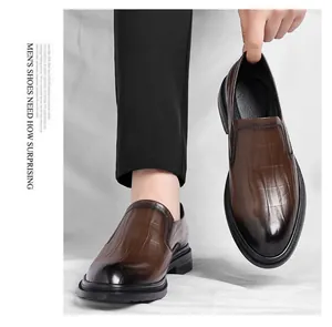 Close-up van bruine getextureerde leren loafers voor formele zakelijke kleding