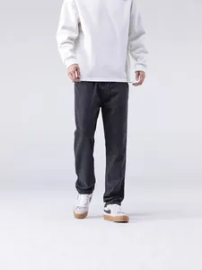 Jean noir classique pour homme, coupe large et décontractée, idéal pour le printemps