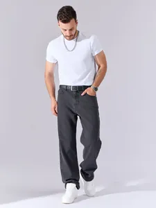 Photo de studio d'un jean large et ample pour homme en denim gris délavé de haute qualité