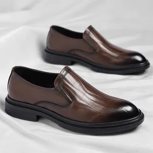 Klassieke bruine business loafers voor heren met een stijlvolle zwarte kleurverloopneus