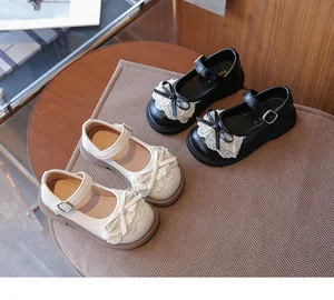 Vista detallada de zapatos Mary Jane estilo Lolita para niña con encaje y lazo decorativo.